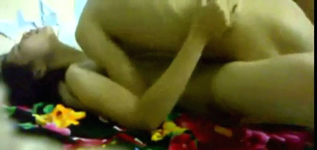 Amateur slim girl enjoys home sex with her boyfriend