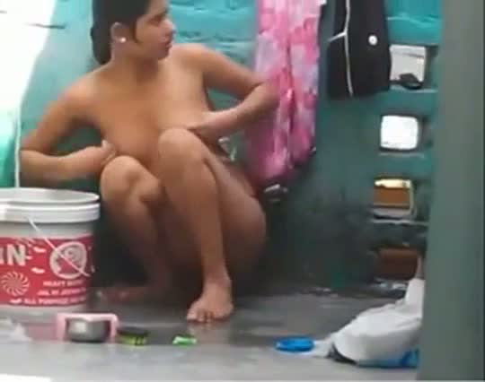 Amateur girl lets he lover watch as she takes a bath outdoors