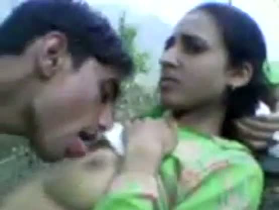 Slim desi girlfriend enjoying outdoor sex with boyfriend in the fields